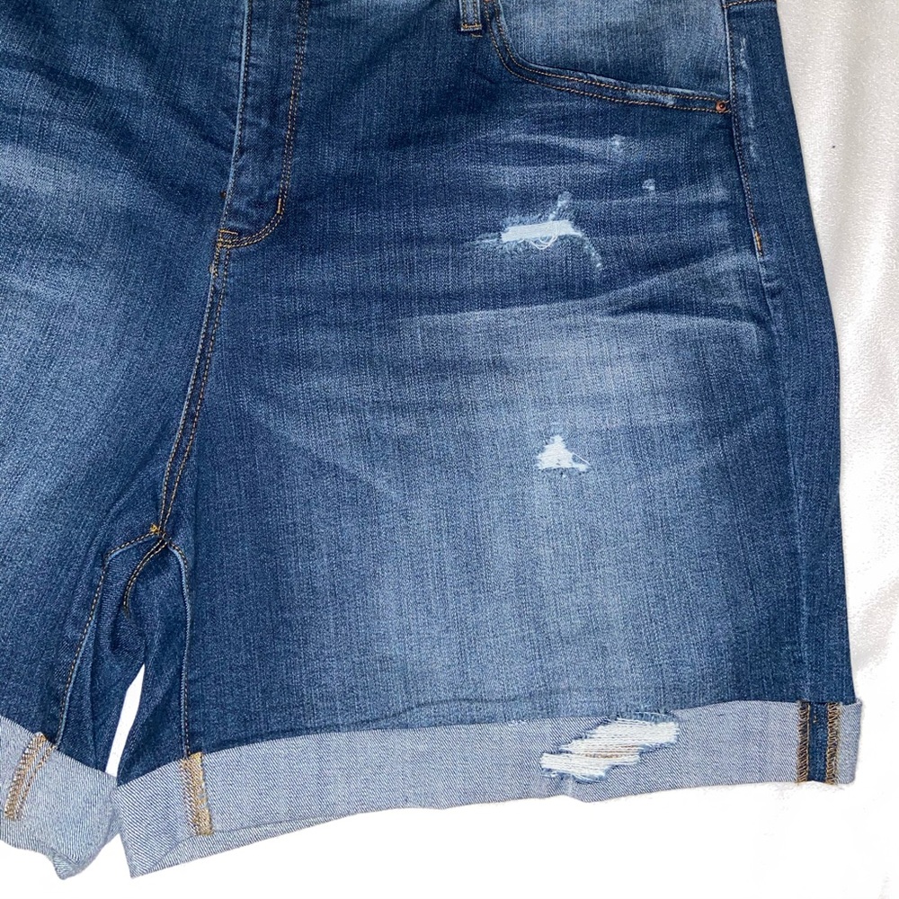 Women’s Plus Size Distressed Denim Shorts NWT - Picture 3 of 6